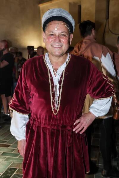 Pavel Vítek si v letních parnech užil v poctivém, mnohovrstvém obleku své. Nakonec z něj musel leccos ubrat, aby vůbec vydržel hrát.