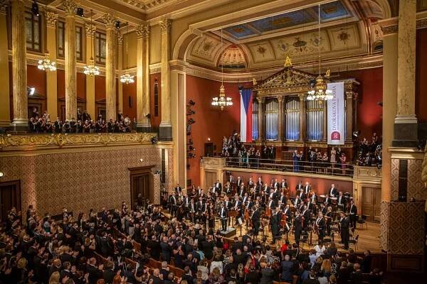 Odstartovala Dvořákova Praha: Letos v bojových podmínkách. Na představení musí posluchači v rouškách – G.cz