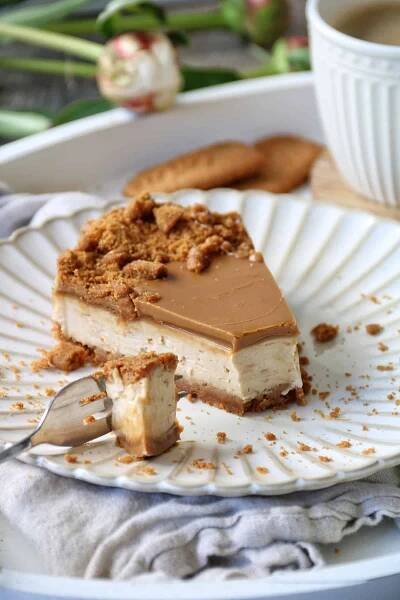 Lotus Cheesecake ohne Backen auf einem Teller mit Wellenrand. 