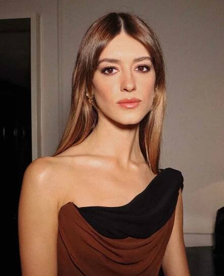 Daisy Edgar Jones wears a sultry deep brown eyeshadow and liner look with soft rose lips