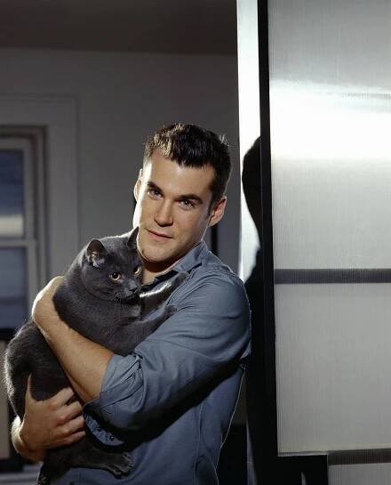 Tenhle krasavec a hvězda seriálu Playboy Club Sean Maher přiznal: "Jsem gay!"