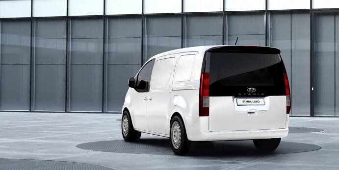 Nová užitková dodávka Hyundai Staria se bude prodávat i v Česku. V jakých konfiguracích bude k dispozici a kolik může stát?