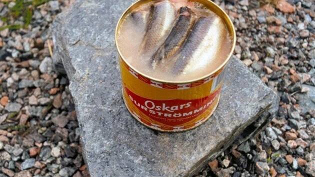 Ano, surströmming je třeba konzumovat venku.