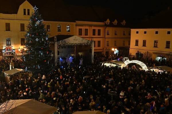 Písek svítí! V neděli se slavnostně rozzářil strom, adventní městečko i kluziště