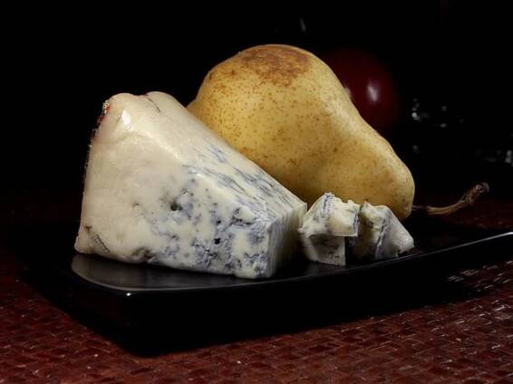 Soubor:Gorgonzola and a pear.jpg – Wikipedie