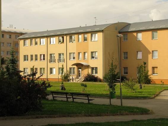 Městské byty v Kolíně nutně potřebují opravy, některé střechy jsou jak síto