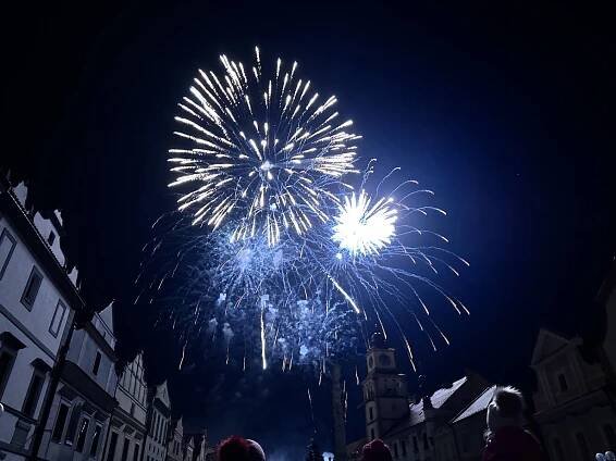 Třeboň se novoročního ohňostroje nevzdala. Světelnou show sledovaly tisíce lidí