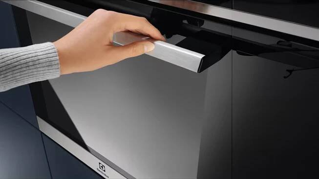 Ruka otevírající dvířka od vestavné parní trouby Electrolux EOD6C77X_04
