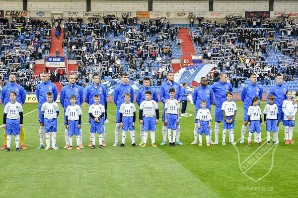 Fotbalisté ostravského Baníku (v bílém) proti Hradci Králové (7. května 2022)