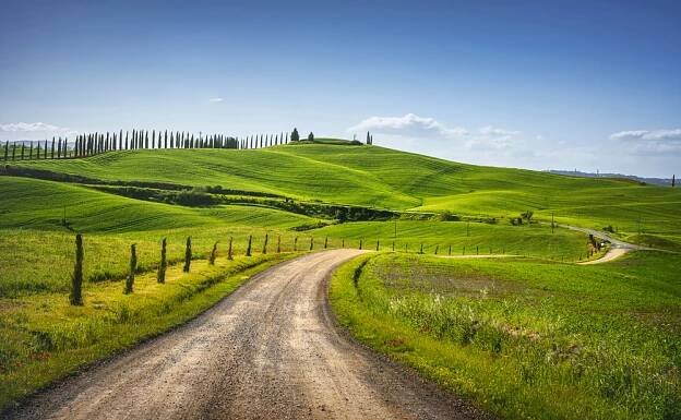 monteroni d'arbia, trasa via francigena. zakřivená cesta. siena, toskánsko. itálie - tuscany - stock snímky, obrázky a fotky