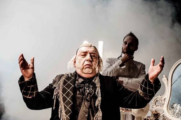 Miroslav Donutil na prknech Divadla Husa na provázku - Amadeus, 2014.