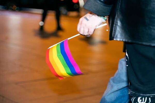 „Vláda svou nečinností vyslala vzkaz, že jí na nás nezáleží,“ znělo na pražské pietě zavražděných LGBT+ lidí | Galerie 1