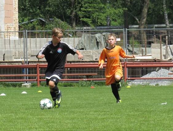 Oblastní I.A třída žáci – 19. kolo: FK Spartak Kaplice (starší i mladší v černých dresech) – TJ Kunžak / Jiskra Strmilov.