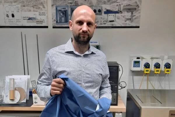 Nanovlákennou membránu,  která je v oblečení,  vymyslel Roman Knížek z Katedry hodnocení textilií Technické univerzity Liberec | foto: Tomáš Mařas,  Český rozhlas