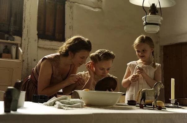 Nathalie Lucia Hahnen, Caroline Hellwig, Charlotte Banholzer - Wir sind doch Schwestern - Z filmu