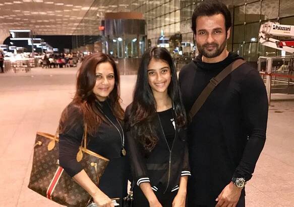 Rohit Roy enjoying vacation with family in Paris! » Rohit Roy