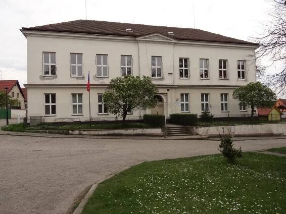 Soubor:Čečelice - škola u kostela.jpg – Wikipedie