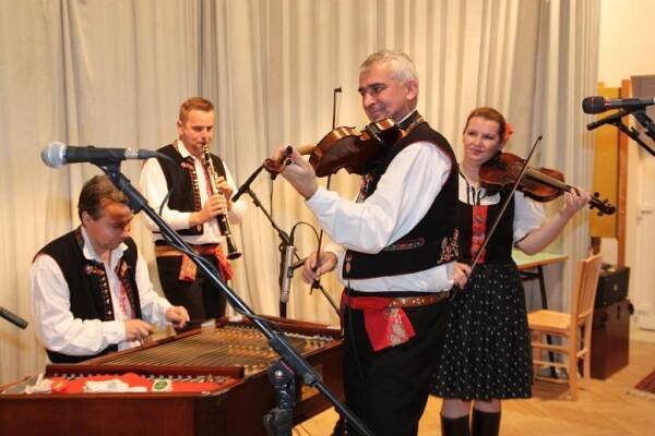 Sousedské posezení s cimbálovou muzikou 12-17 - Oficiální stránky obce Líšnice