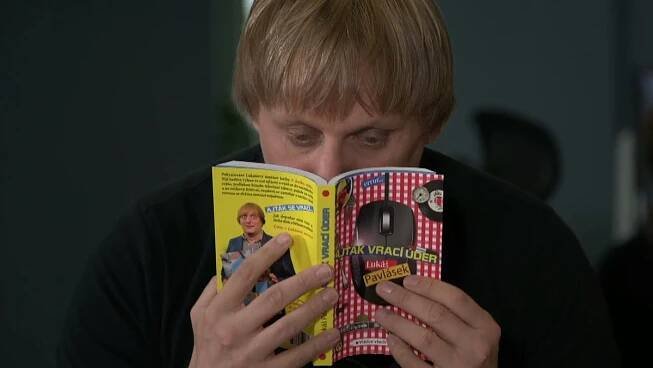 Celý život jsem mimo, teď o tom píšu, říká komik Lukáš Pavlásek - Seznam Zprávy