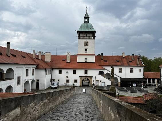 Do hradní kaple na Bouzově se vrátily varhany. Poslechněte si, jak zní