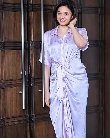 Neeta Pillai: 15+ Dazzling Photos That Highlight Their Unique Style and Personality 28