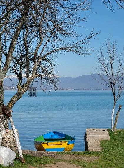 bezplatná Živá loď u jezera Ohrid v Linu v Albánii pod jasnou modrou oblohou. Základová fotografie