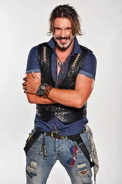 Herec Ján Burda hraje v seriálu Agrometal sukničkáře Komára. 