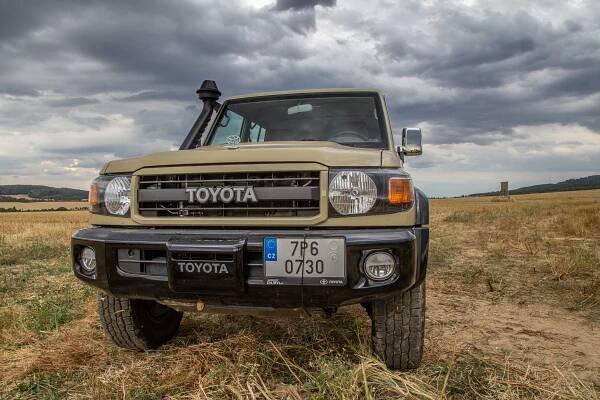 Nezmar, který dojede kamkoliv, i když je mu skoro padesát – Toyotu Land Cruiser J76 si stále můžete koupit jako novou!