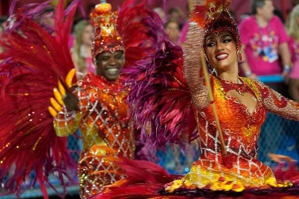 FOTOGALERIE: Brazilský karneval je zpět v plné kráse. Jak letos vypadá tradiční exploze barev?