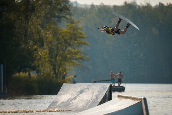 Wakeboarding na 1 hod. vč. vybavení a trenéra: 2-4 os.