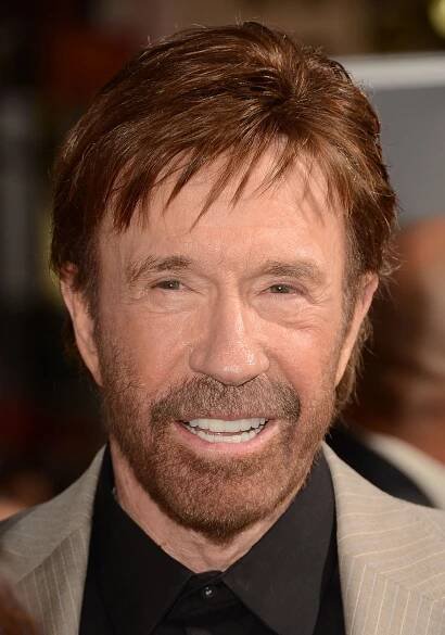 Chuck Norris u Kapitolu s podporovatelem Trumpa? Herec se brání, na fotce, která se stala virálem, je jeho dvojník