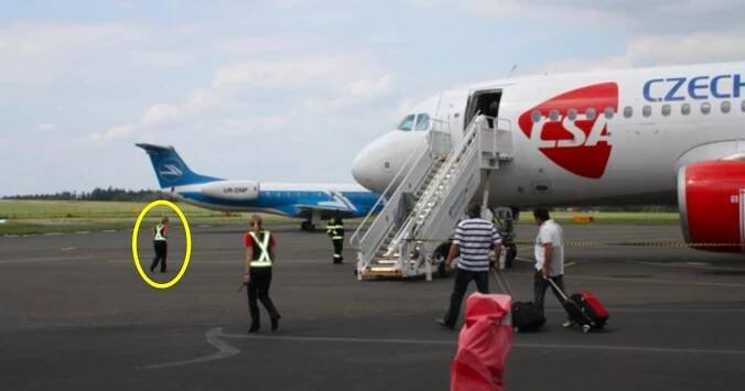 DNES RÁNO: Pilot musel přerušit přistání letadla kvůli chování cestujících. Po zastavení na ranveji vtrhla do kabiny policie