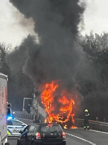 Dálnici D5 zablokoval požár autobusu. Dopravu brzdila dlouhá kolona