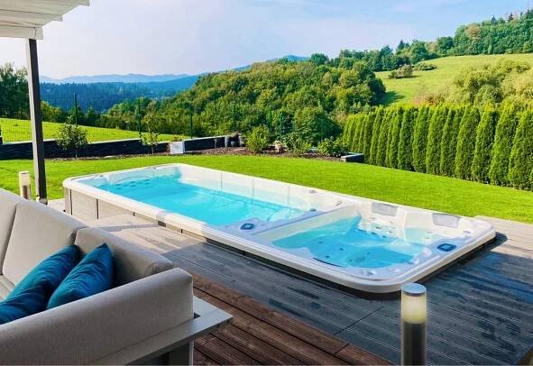 SWIM SPA zapuštěné do dřevěné terasy