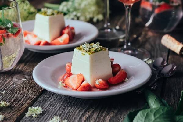 Bazová panna cotta s jahodami - recept od Coolinári | food blog