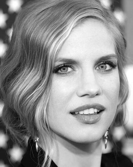 Anna Chlumsky Headshot