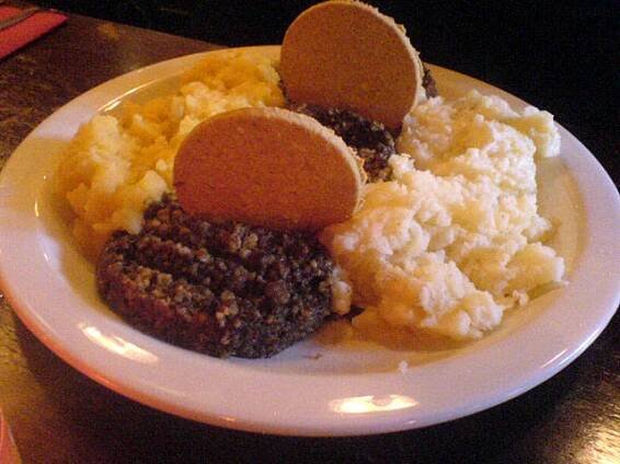 Soubor:Haggis, neeps & tatties.jpg – Wikipedie