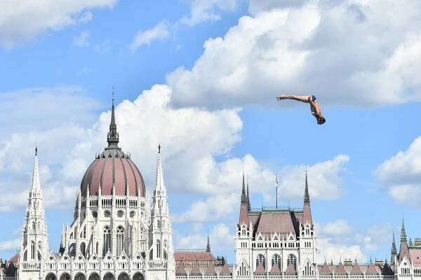 Skokan Michal Navrátil a v pozadí maďarský... | iROZHLAS - spolehlivé zprávy