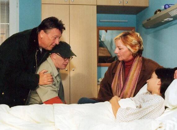 Hansjürgen Hürrig, Bobby Brederlow, Eva Weißenborn, Maral Schäfer - In aller Freundschaft - Ein Fest mit Hindernissen - Z filmu