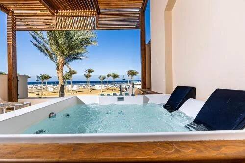 Bazén v ubytování Sataya Resort Marsa Alam nebo v jeho okolí