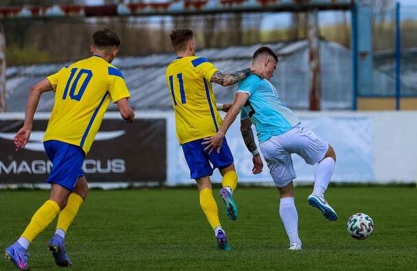 Fotbalisté SK SENCO Doubravka (na archivním snímku hráči ve žlutých dresech) porazili v závěrečném kole letošní sezony domácí Sedlčany 5:1.