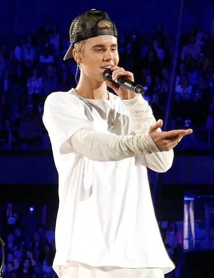 Soubor:Justin Bieber in Rosemont, Illinois (2015).jpg