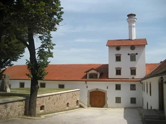 Bývalý pivovar a lihovar - Dačice | Databáze domů s historií