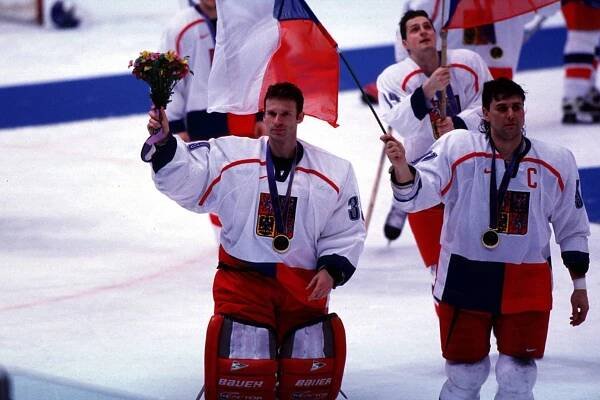Dvě ústřední postavy olympiády v Naganu  čarující gólman Dominik Hašek a kapitán Vladimír Růžička