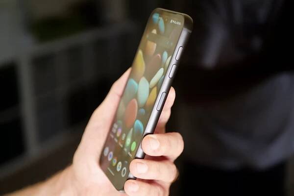 A person holding the Fairphone 5, seen from the side.