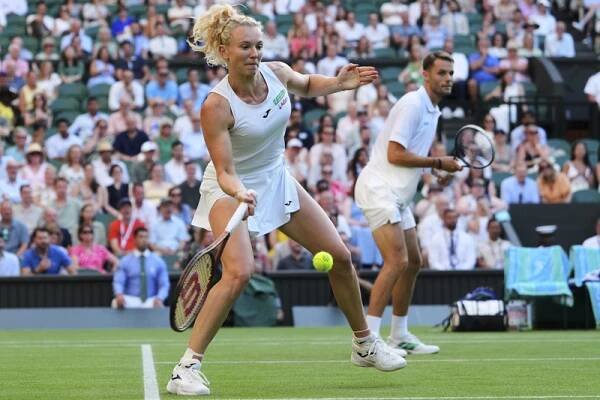 Tenisový turnaj Wimbledon, 10. července 2025, Londýn. Kateřina Siniaková z Česka a Sem Verbeek z Nizozemska ve finále smíšené čtyřhry. 