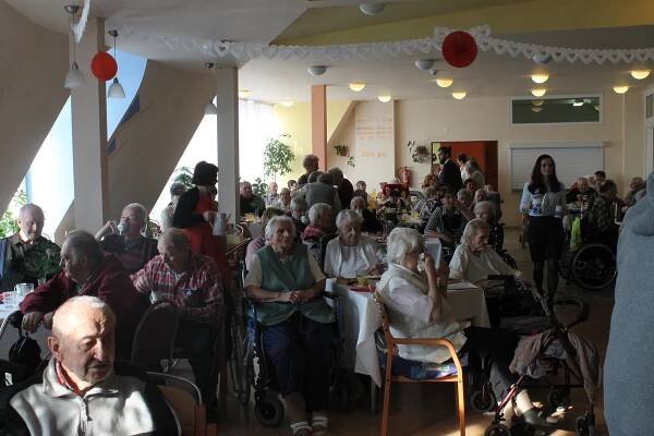 FOTOGALERIE: Dům seniorů ve Kdyni pořádal tradiční ples