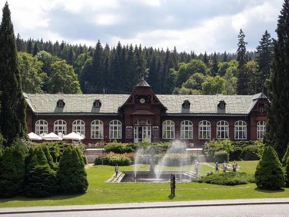 Lázně Karlova Studánka – malebná architektura a čistá příroda Jeseníků | PrimaVylety.cz