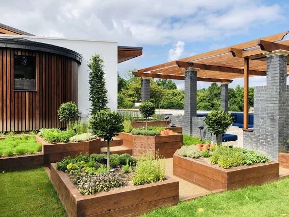 Surrey Pool House | HigginsonGrey