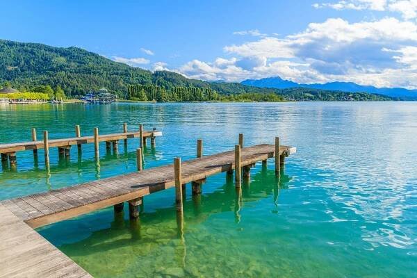 Jezero Wörthersee v Rakousku s křišťálově tyrkysovou vodou